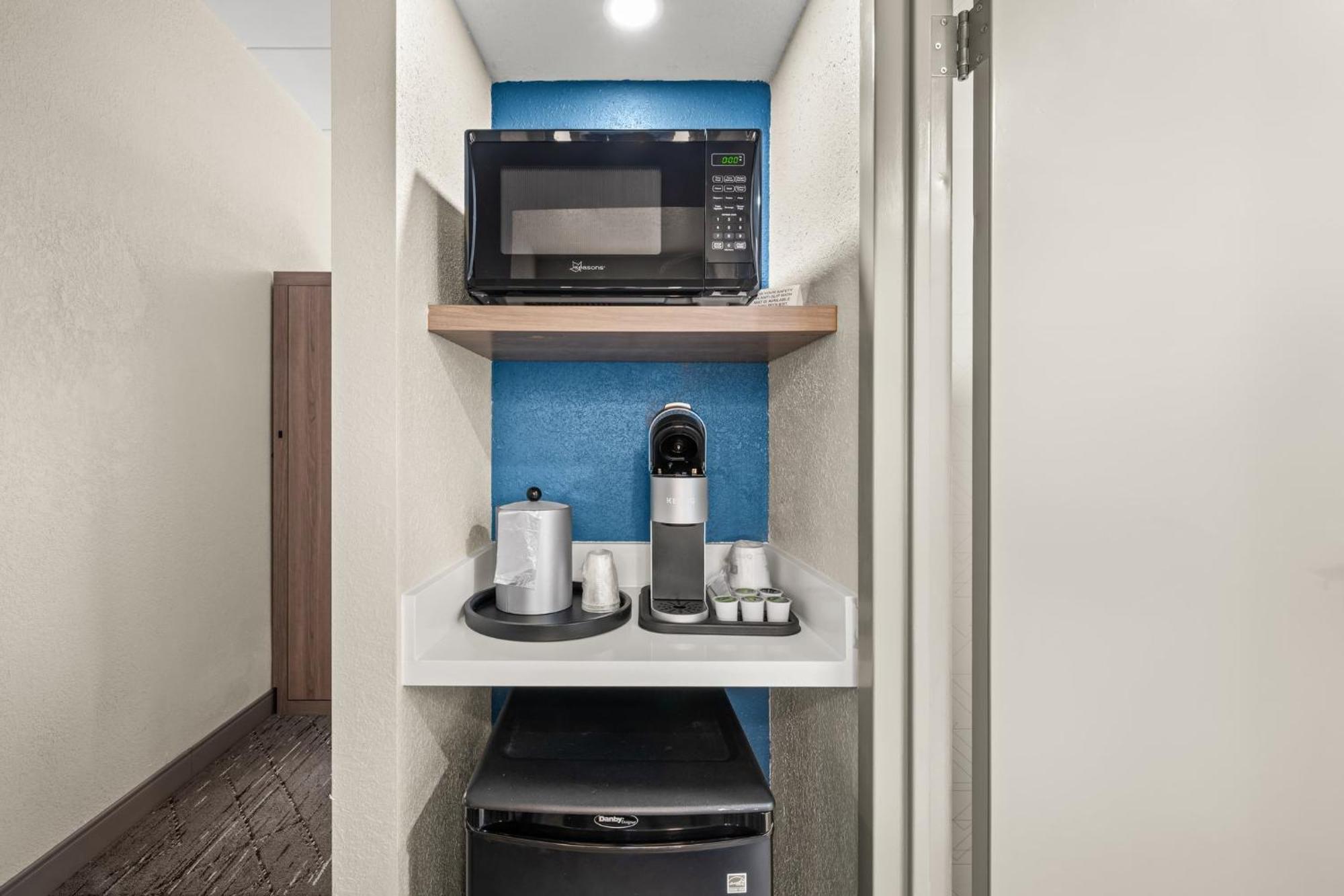 Holiday Inn Express Boston North-Woburn By Ihg Exterior photo